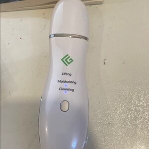 Ultrasonic Facial Cleansing Device